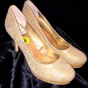 Tahari Pumps NWT Gold